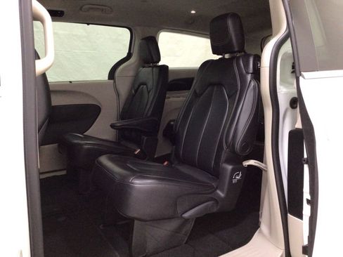 Used 2023 Chrysler Pacifica Touring-L FWD image 18