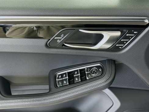 Certified 2025 Porsche Macan AWD/4WD image 11