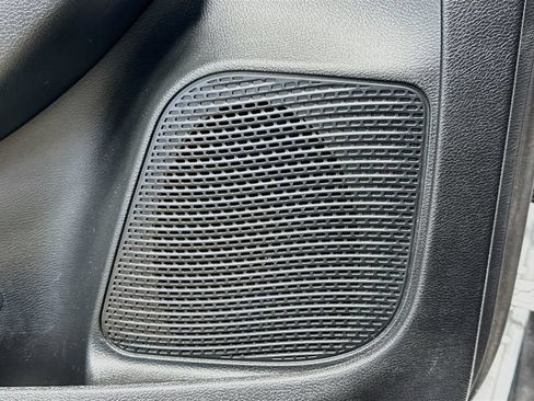 Used 2025 Chrysler Pacifica Limited FWD image 19