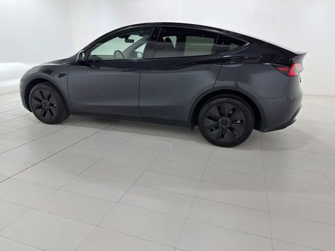 Used 2025 Tesla Model Y Long Range AWD/4WD image 2
