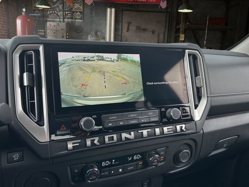 Used 2025 Nissan Frontier SV w/ SV Convenience Package RWD image 25
