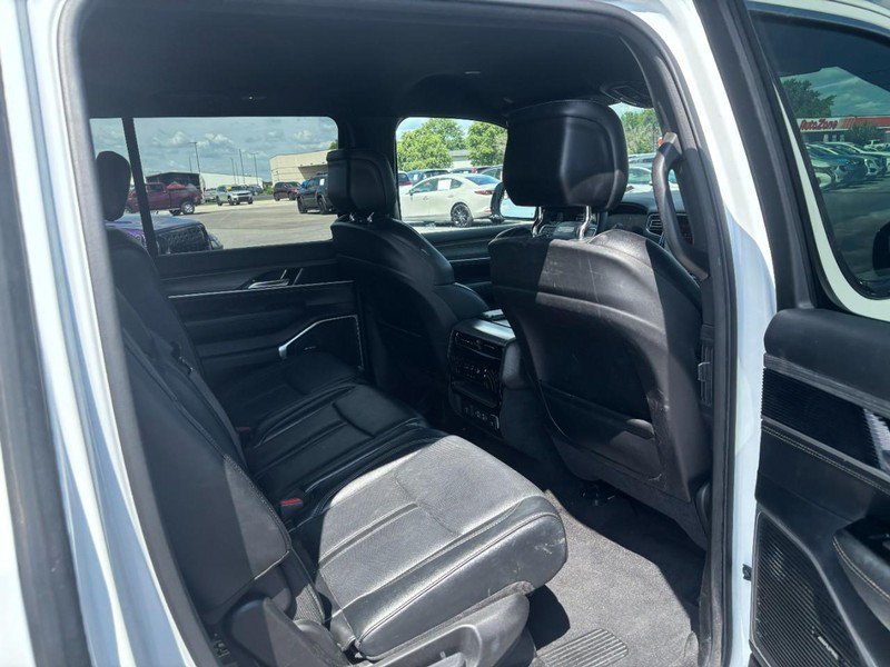 Used 2024 Jeep Wagoneer L Series III w/ Flexible Seating Group AWD/4WD image 12