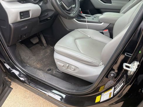 Used 2023 Toyota Highlander XLE AWD/4WD image 8