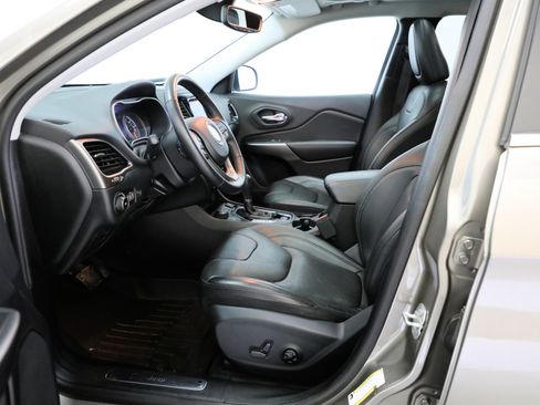 Used 2019 Jeep Cherokee Limited w/ Luxury Group image 10