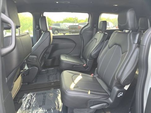 New 2027 Chrysler Pacifica Select AWD/4WD image 21