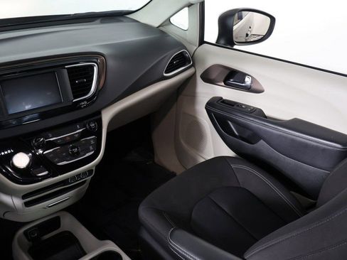 Used 2023 Chrysler Voyager LX image 33