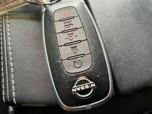 Used 2025 Nissan Rogue SV image 27