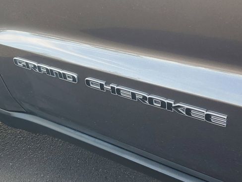 Used 2021 Jeep Grand Cherokee Laredo X image 9