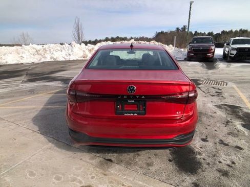 Used 2025 Volkswagen Jetta SE image 4