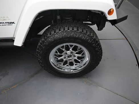 Used 2018 Jeep Wrangler Unlimited Sahara AWD/4WD image 29