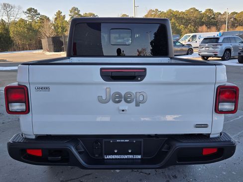 Used 2023 Jeep Gladiator Overland image 6