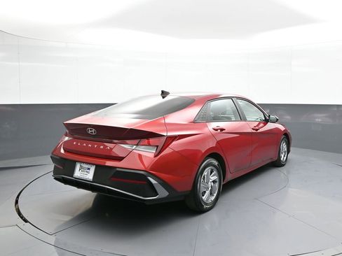 Certified 2024 Hyundai Elantra SE FWD image 6