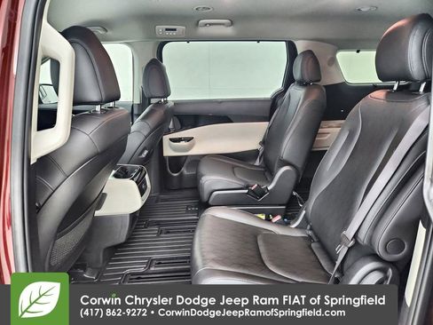 Used 2024 Kia Carnival EX image 31