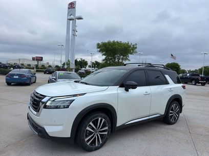 Used 2024 Nissan Pathfinder Platinum w/ Cargo Package