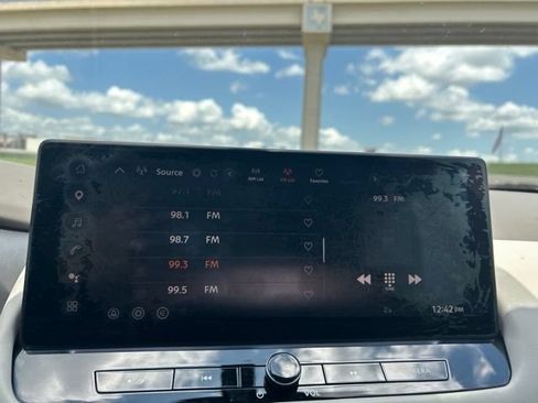 Used 2025 Nissan Rogue SL FWD image 29