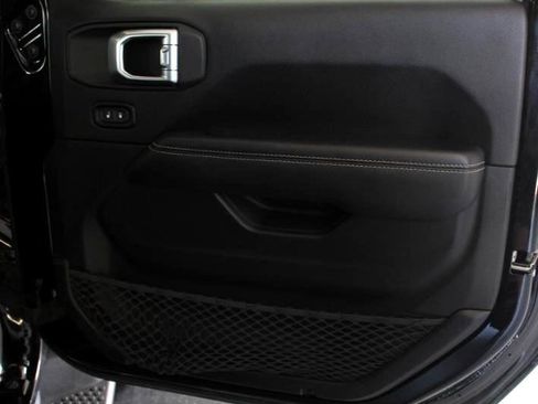 Used 2019 Jeep Wrangler Unlimited Sahara image 19