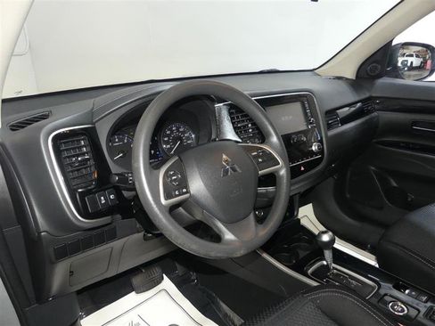 Used 2020 Mitsubishi Outlander SE image 23