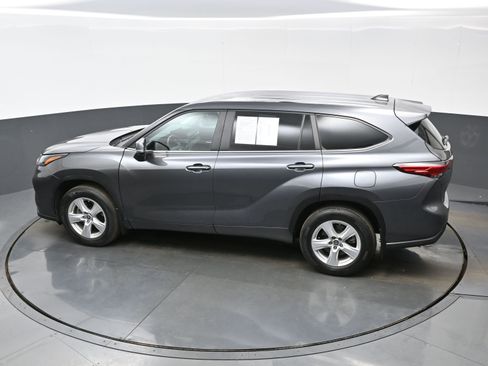 Used 2023 Toyota Highlander LE AWD/4WD image 37