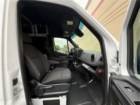Used 2020 Mercedes-Benz Sprinter 2500 image 13