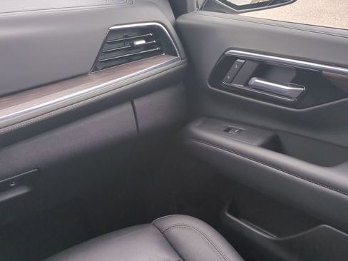 Used 2025 Chevrolet Suburban Z71 image 21