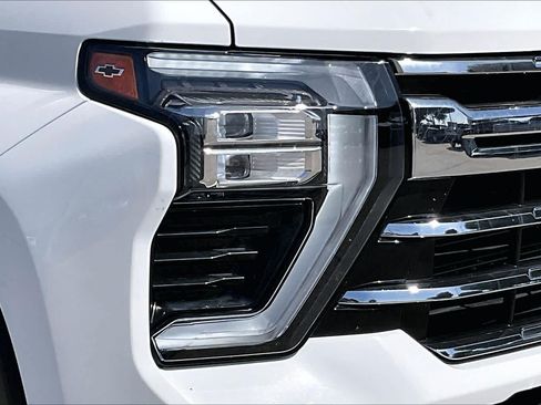 Used 2025 Chevrolet Silverado 2500 LTZ w/ LTZ Premium Package AWD/4WD image 25