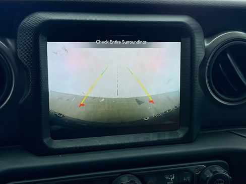 Used 2023 Jeep Wrangler Unlimited w/ Sun & Screen Package image 10