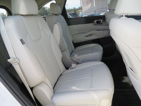 Used 2025 Kia Sorento SX image 31