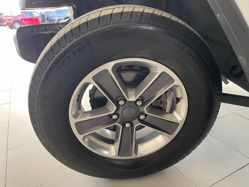 Used 2020 Jeep Wrangler Unlimited Sahara image 12