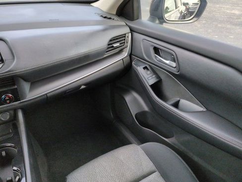 Certified 2024 Nissan Rogue SV FWD image 18