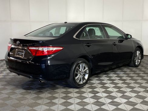 Used 2016 Toyota Camry SE w/ Moonroof Package image 9