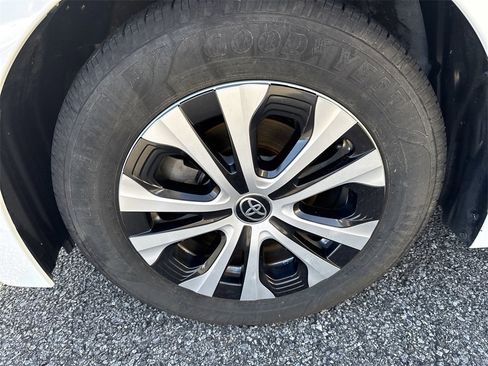 Used 2022 Toyota Corolla LE image 11