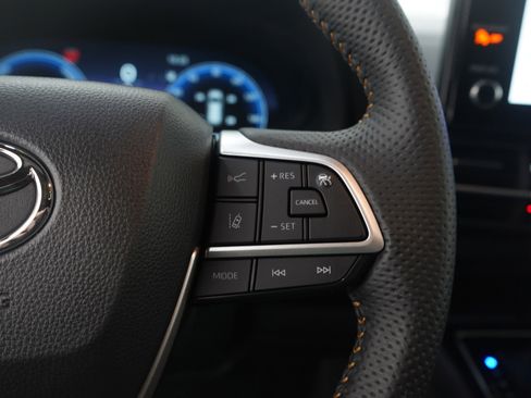 Used 2025 Toyota Sienna XSE image 28