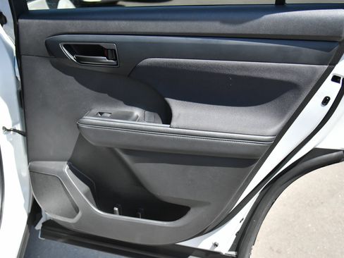 Used 2024 Toyota Highlander LE AWD/4WD image 44