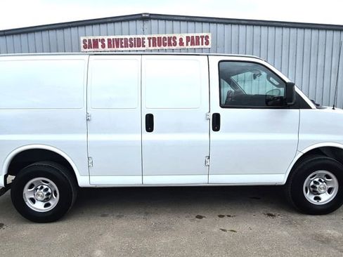 Used 2024 Chevrolet Express 2500 w/ Driver Convenience Package RWD image 4