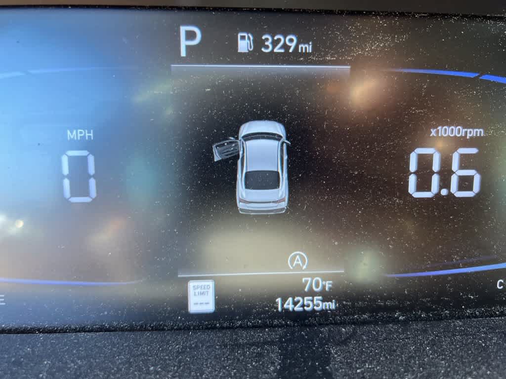 Used 2025 Hyundai Elantra SE w/ Cargo Package FWD image 9