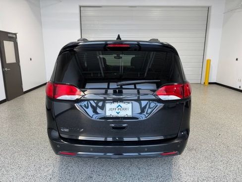 Used 2018 Chrysler Pacifica Touring-L w/ Premium Audio Group FWD image 4