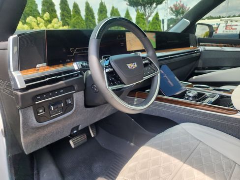 Used 2025 Cadillac Escalade Premium Luxury Platinum AWD/4WD image 25
