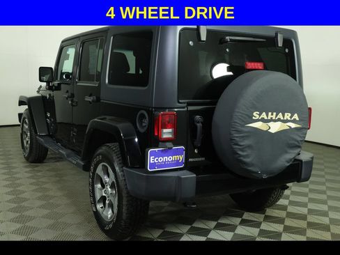 Used 2017 Jeep Wrangler Unlimited Sahara w/ Connectivity Group AWD/4WD image 3