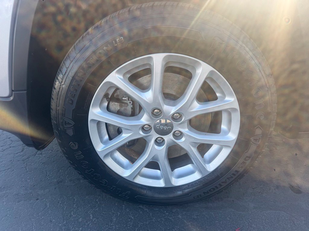 Used 2018 Jeep Cherokee Latitude w/ Safety Group AWD/4WD image 32