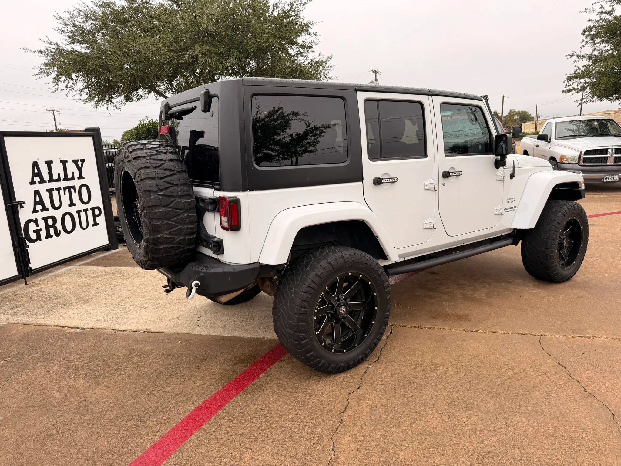 Used 2017 Jeep Wrangler Unlimited Sahara w/ Connectivity Group AWD/4WD image 4