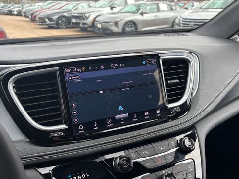 Used 2025 Chrysler Pacifica Limited image 20