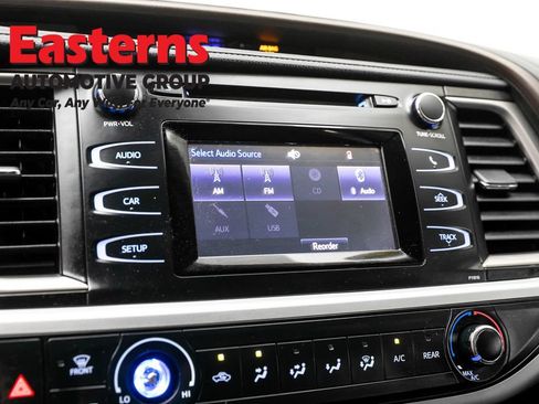 Used 2019 Toyota Highlander LE FWD image 18