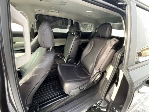 Used 2024 Kia Carnival EX image 26