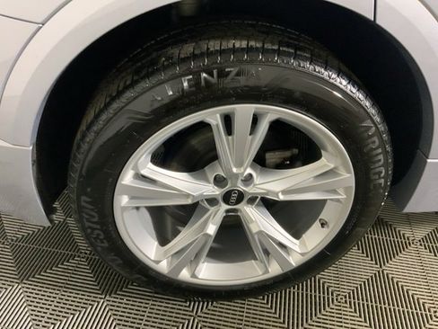 Used 2022 Audi Q8 Premium image 13