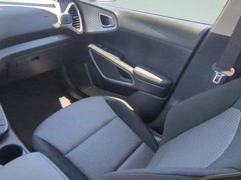 Used 2025 Kia Soul LX image 13