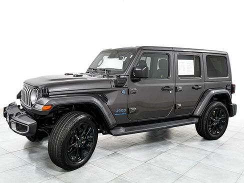 Used 2025 Jeep Wrangler Unlimited Sahara AWD/4WD image 4