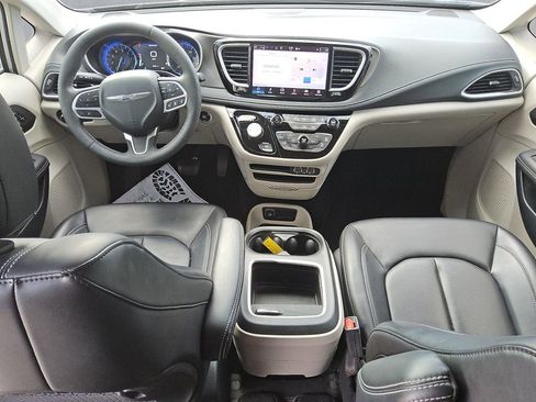 Used 2023 Chrysler Pacifica Touring-L image 10