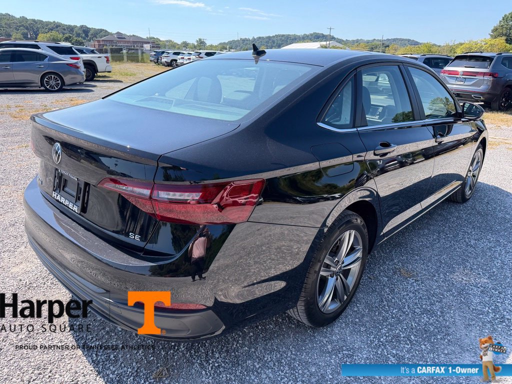 Used 2024 Volkswagen Jetta SE w/ Panoramic Sunroof Package FWD image 5