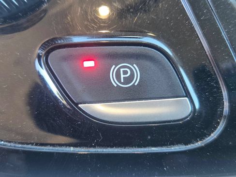 Used 2024 Chrysler Pacifica Touring-L FWD image 23
