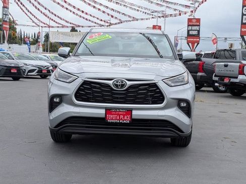 Used 2025 Toyota Highlander LE FWD image 2